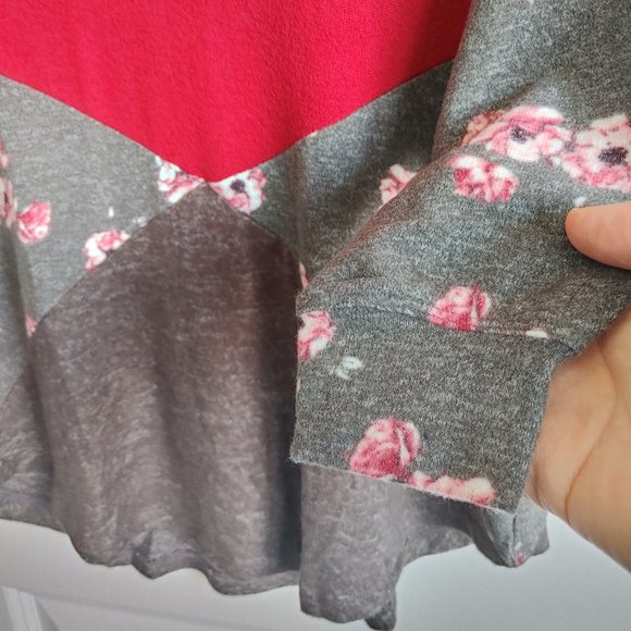 V-Neck Patchwork Top - Picture 3 of 10